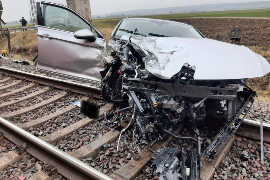 Heftiger Unfall in Königslutter! An einem Übergang der Deutschen Bahn hat es richtig gekracht. 