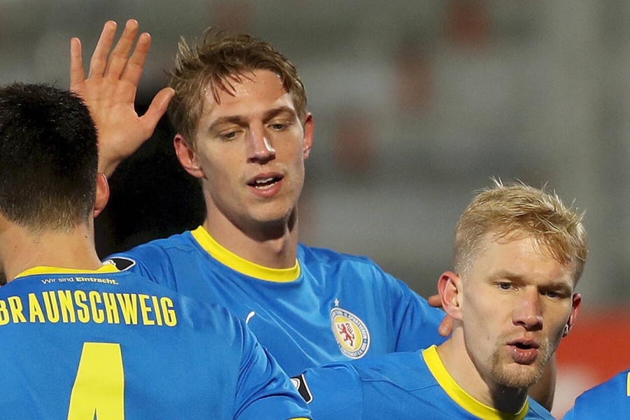 Freude bei Eintracht Braunschweig: Alle vier Corona-Fälle sind wohlbehalten zurück. Hier im Bild: Lion Lauberbach (l.) unfd Bryan Henning.