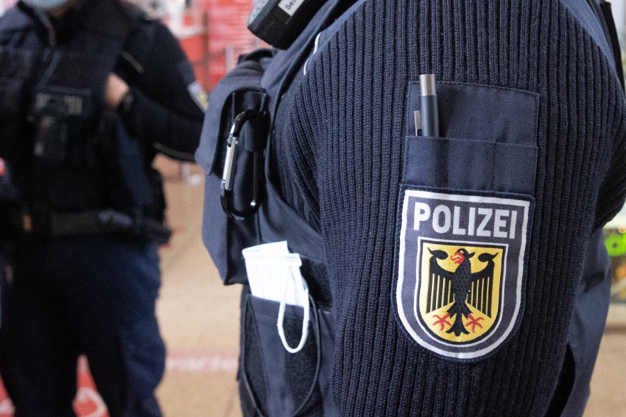 Die Bundespolizisten in Hannover hatten jede Mühe, um den Mann zu bändigen. (Symbolbild)