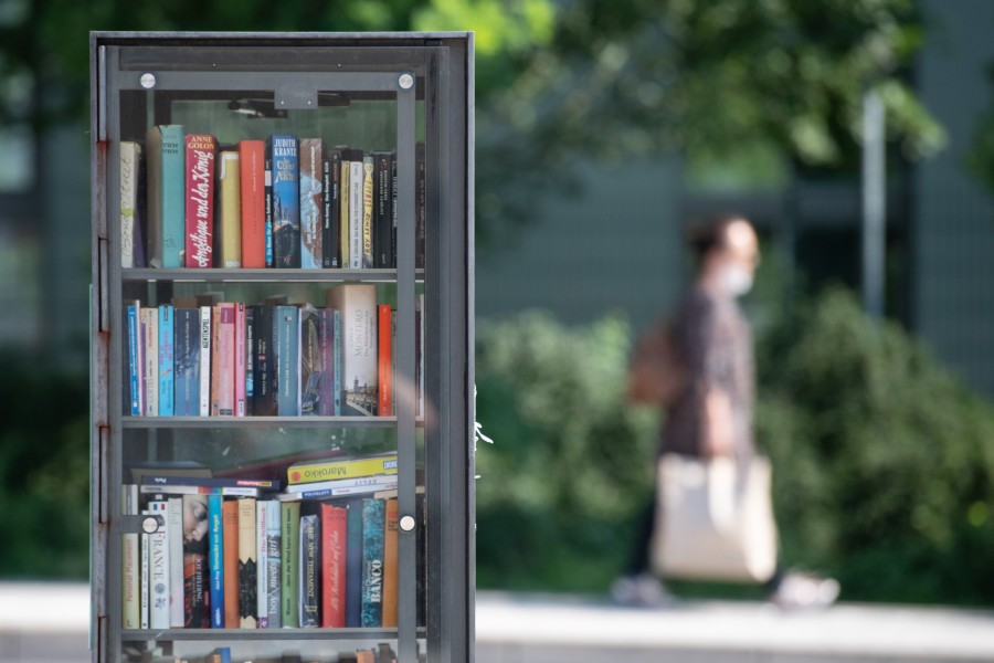 Eine Frau lieh sich Bücher aus einem Bücherschrank in Braunschweig aus. Als sie die durchblätterte, machte sie einen schockierenden Fund (Symbolbild).