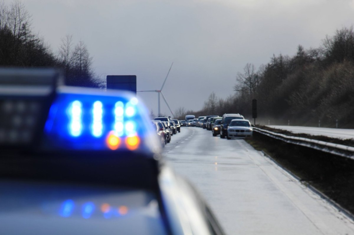 a2 braunschweig unfall autobahn symbolbild polizei blaulicht