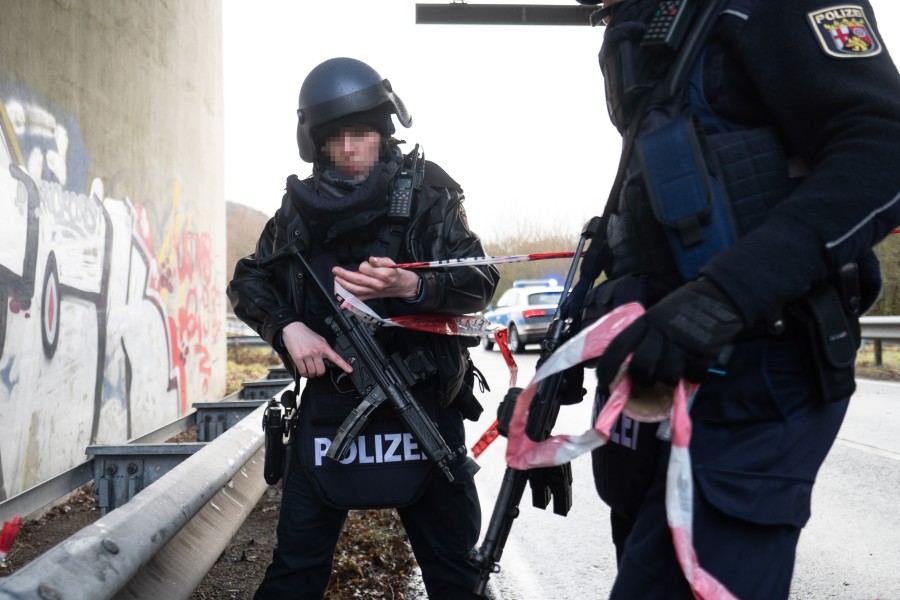 Polizeibeamte sperren die Kreisstraße 22 rund einen Kilometer von dem Tatort entfernt, an dem zwei Polizeibeamte durch Schüsse getötet wurden.