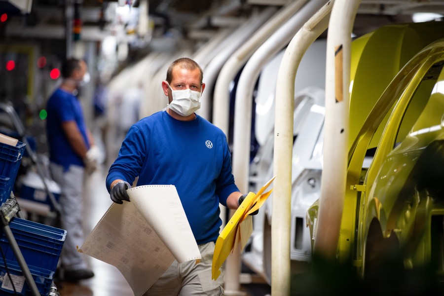 Im VW-Werk Wolfsburg gehen Gerüchte rum. Werden ein paar Mitarbeiter abgezogen? (Symbolbild)