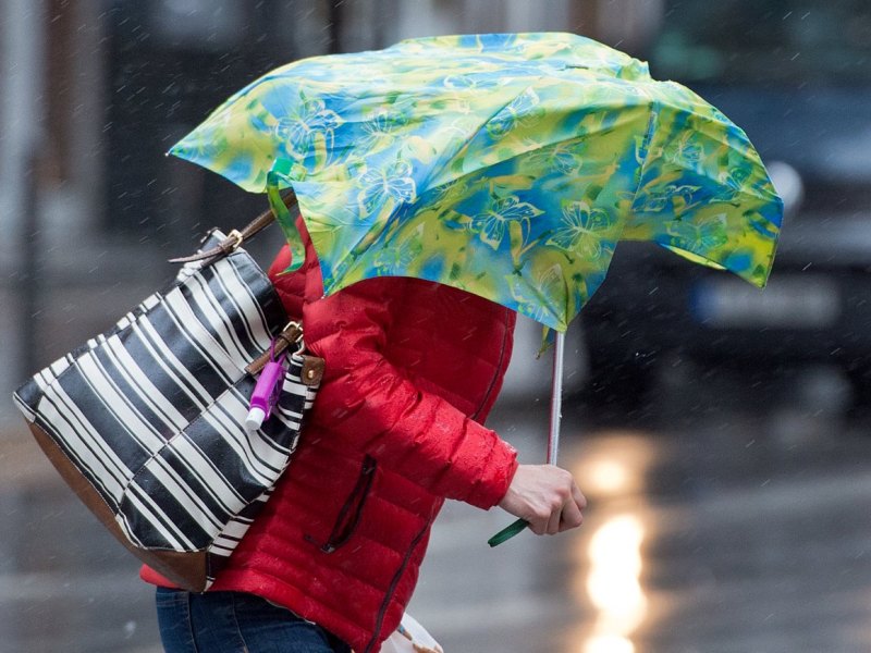 wetter niedersachsen frau regen schirm wind sturm
