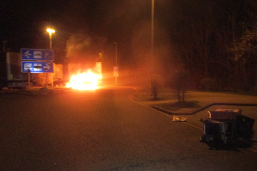 Ein Geldautomat ist mit einem Auto in Peine aus der Verankerung gerissen worden.