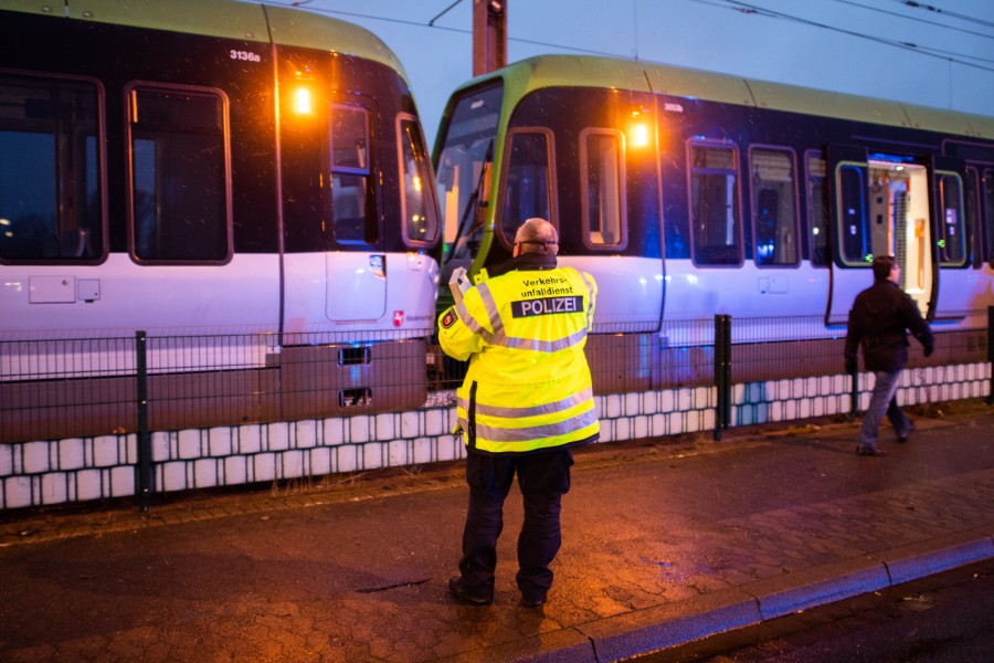 Rettungseinsatz in Hannover! Am Samstagmorgen geriet ein 18-Jähriger unter eine Straßenbahn. (Archivbild)