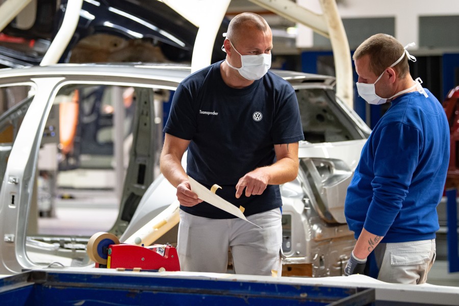 VW leidet immer noch unter der Chipkrise. Deswegen müssten die Mitarbeiter Verständnis für weitere Maßnahmen haben. (Archivbild)