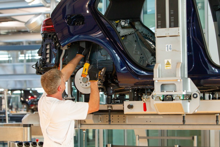 VW stockt auf! In Emden sollen schon bald bis zu 1.500 Mitarbeiter mehr arbeiten. Einige sollen auch aus Wolfsburg geschickt werden. (Symbolbild)