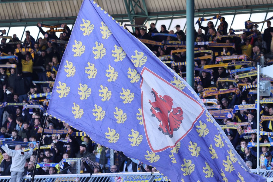 Fans von Eintracht Braunschweig sammeln derzeit Spenden für die Opfer des Ukraine-Kriegs.