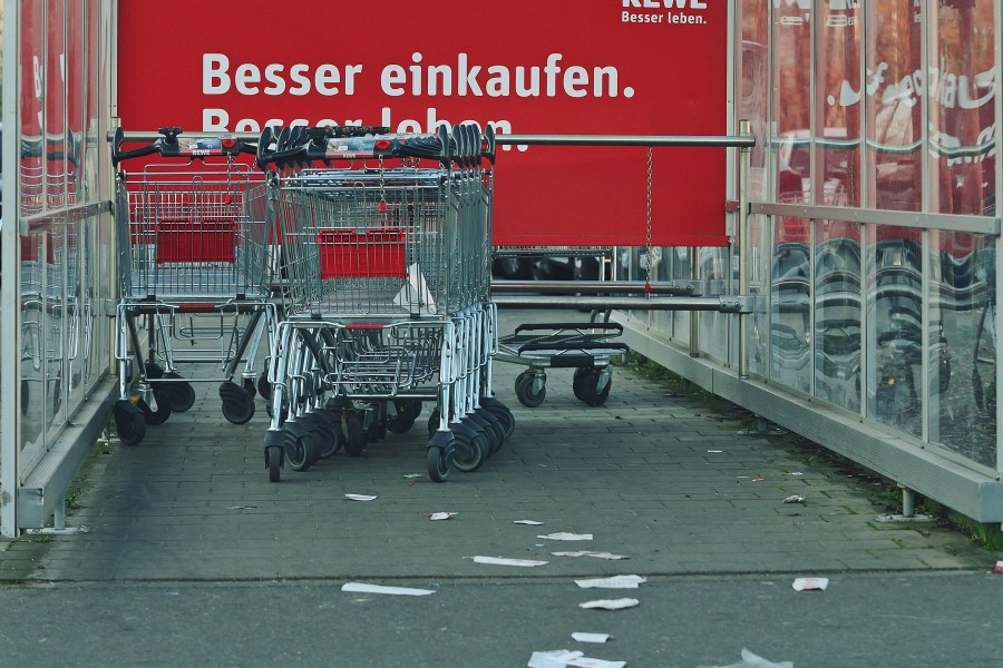 Mysteriöser Vorfall auf einem dem Parkplatz von Rewe in Goslar. Polizei und Feuerwehr halten sich bedeckt. (Symbolbild)