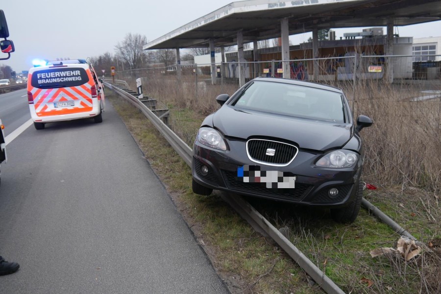 Ein Auto landete neben der Fahrbahn.