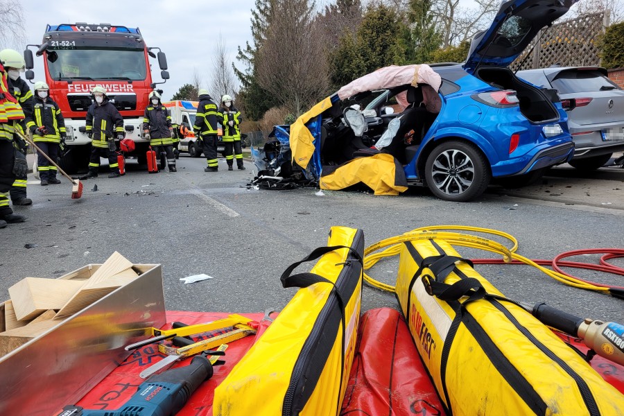 Die Einsatzkräfte mussten einen Autofahrer mit schwerem Rettungsgerät aus seinem Fahrzeug befreien. Zeitgleich wurde die Straße abgesperrt und damit die Einsatzstelle abgesichert.  Außerdem hatte man vorsorglich, als Brandschutzmaßnahme, ein C-Rohr in Bereitstellung gebracht. 