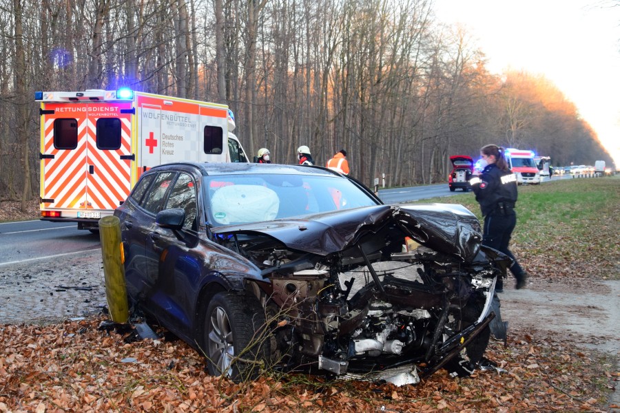 Schlimme Bilder von der B79 in Wolfenbüttel: Auch der Volvo des mutmaßlichen Unfallverursachers wurde völlig zerstört.