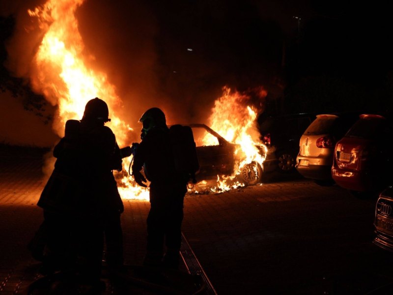 vw golf flammen feuerwehr wolfsburg feuerteufel