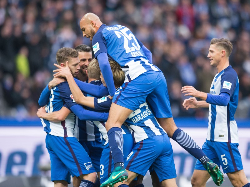 Ähnlich überzeugend starteten Hertha BSC und den 1. FC Köln in die Saison. Das Spitzenspiel der beiden Teams dokumentierte die Fortschritte. Dass die Berliner mit 2:1 gegen die zuvor ungeschlagenen Gäste gewannen, war glücklich und dem lieben Gott im Olympiastadion zu verdanken, wie Hertha-Coach Pal Dardai zugab. Was sein Team bisher leistete, ist dennoch beeindruckend: Mit 17 Punkten legte die Alte Dame den besten Saisonstart seit Einführung der Bundesliga hin.