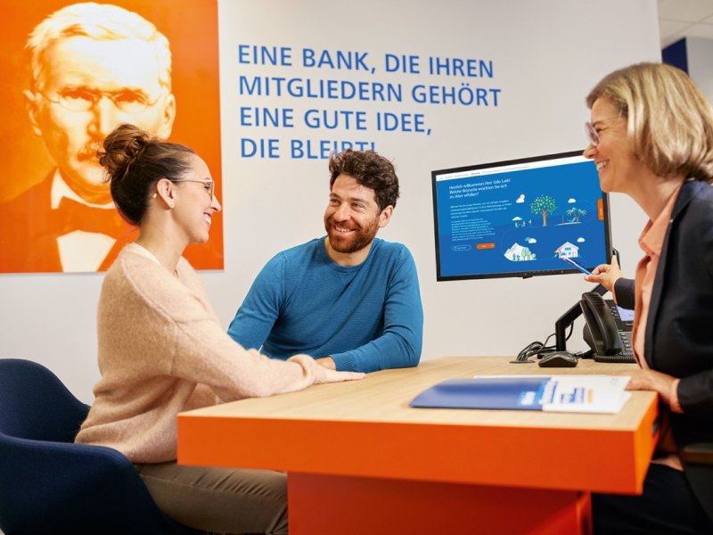152_Beraterin_Paar_Filiale_Beratung_RGB.jpg