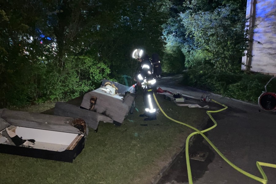 In einem Mehrfamilienhaus in Wolfsburg hatten Wohnzimmermöbel Feuer gefangen. 