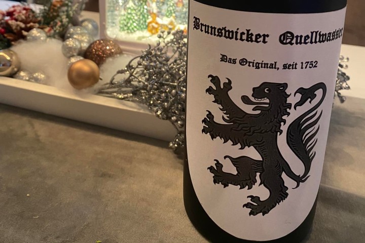 Selbst gezapftes „Brunswicker Quellwasser“ lindert Heimweh. 