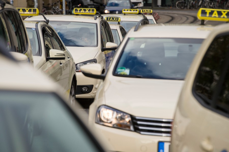 Ein Taxifahrer fand eine leblose Person. (Symbolbild)