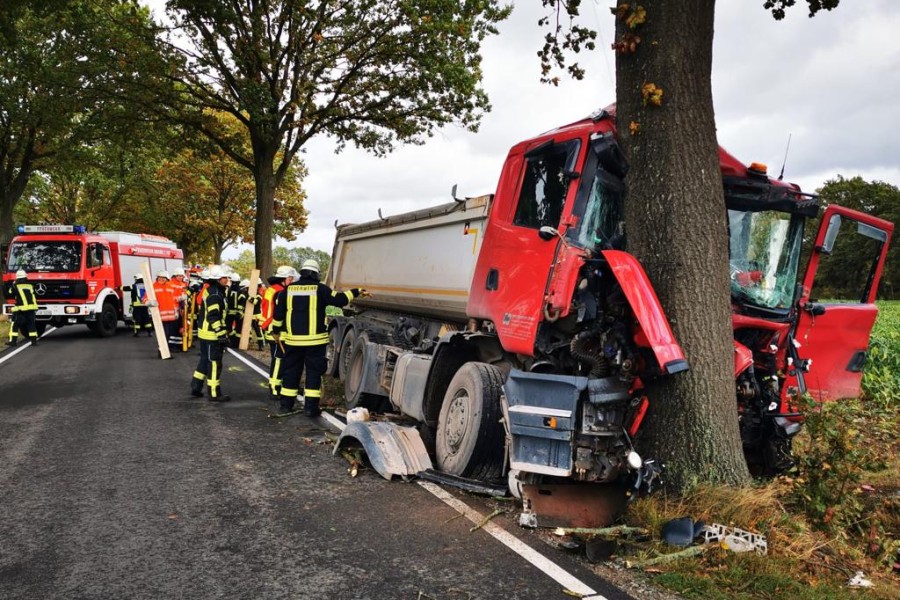 Der Truckfahrer hat sich bei dem Unfall schwer verletzt. 