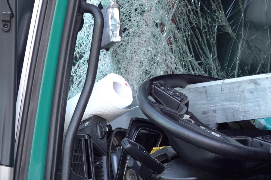 Der Lkw-Fahrer von der A2 hatte unglaubliches Glück. Diese Stangen hätten ihn durchbohren können. 