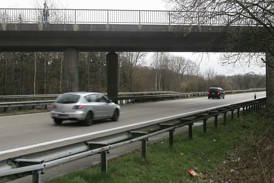 Am helllichten Tag warfen Unbekannte Steine von einer Autobahnbrücke (Symbolbild)