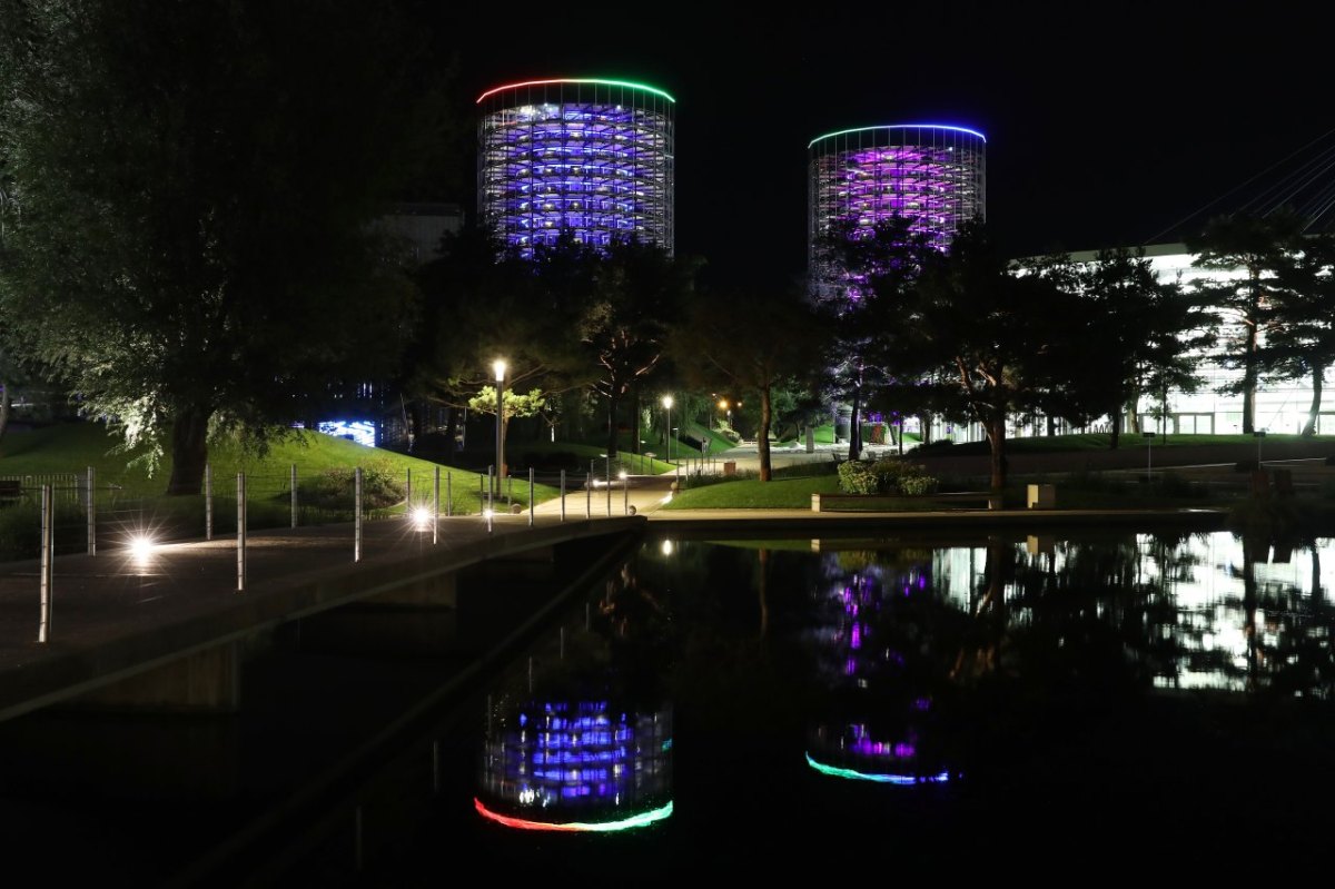 Autostadt Türme Lila