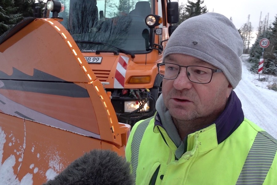 Mike Zedschak vom Winterdienst hat alle Hände voll zutun. 