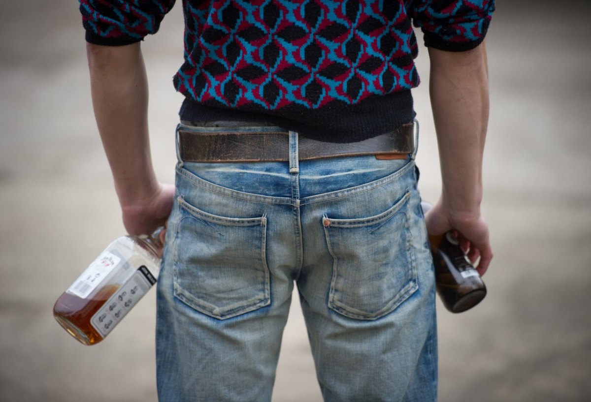 Bier Flasche Mann Alkohol Symbolbild