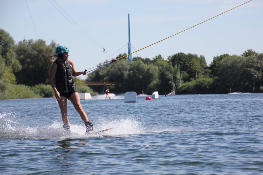 Mit dem Ticket aus Braunschweig kannst du am Salzgittersee auch günstiger Wasserski fahren. 