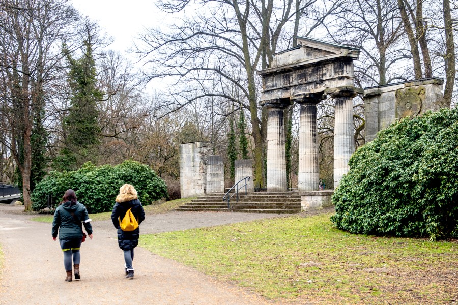 Spaziergänger im Bürgerpark in Braunschweig. 