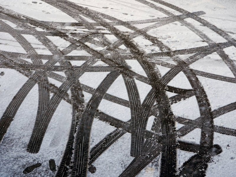 Braunschweig_Reifenspuren im Schnee.jpg