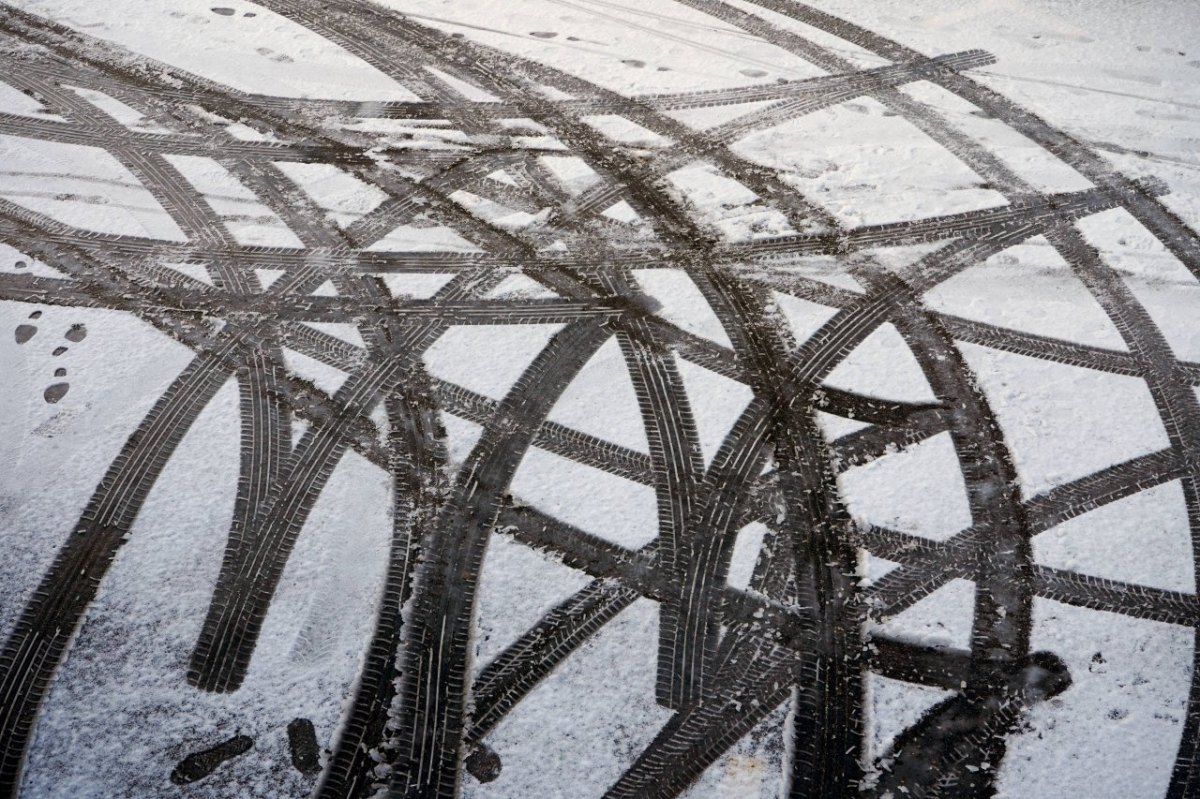 Braunschweig_Reifenspuren im Schnee.jpg