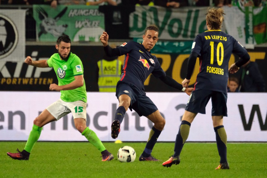 Wolfsburgs Christian Träsch (l) in Aktion gegen RB Leipzigs Yussuf Poulsen (M) am  16. Oktober.