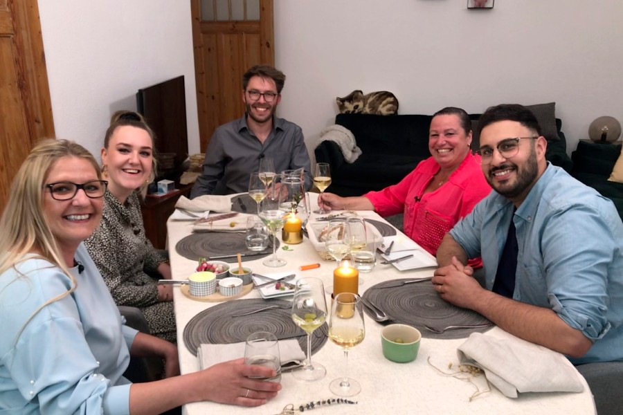 Das sind die Kandidaten von „Das perfekte Dinner“ in Braunschweig: V.l.n.r Ewelina, Jil, Gastgeber Steffen, Bettina, Chemseddin.