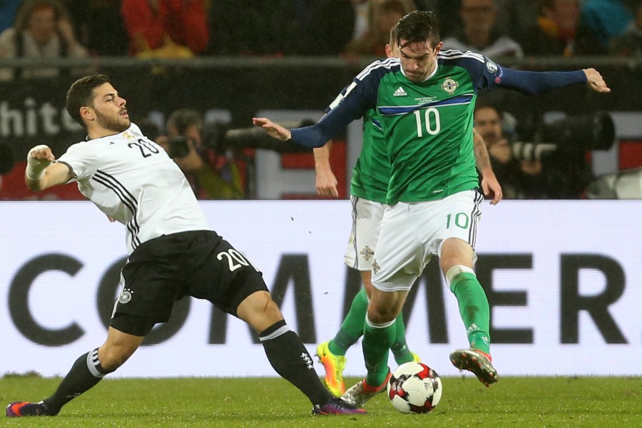 Deutschlands Kevin Volland und Kyle Lafferty von Nordirland im Kampf um den Ball.