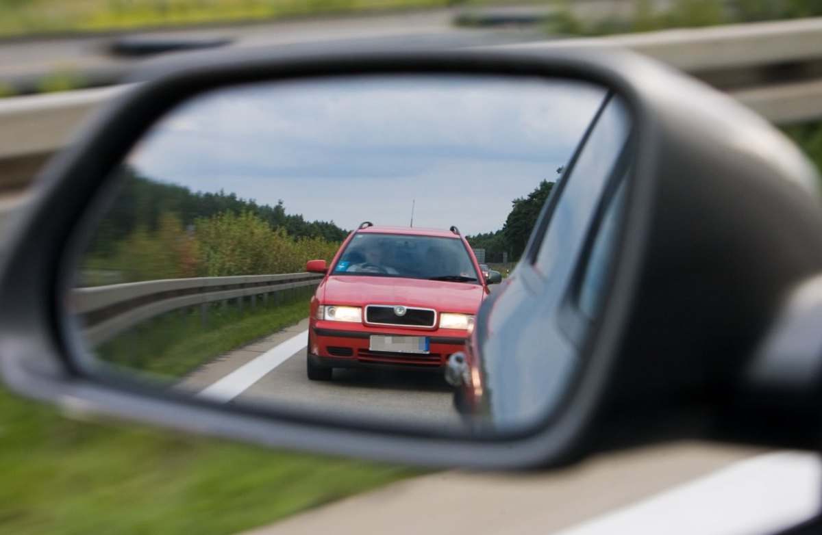 Drängerl raser autobahn rückspiegel