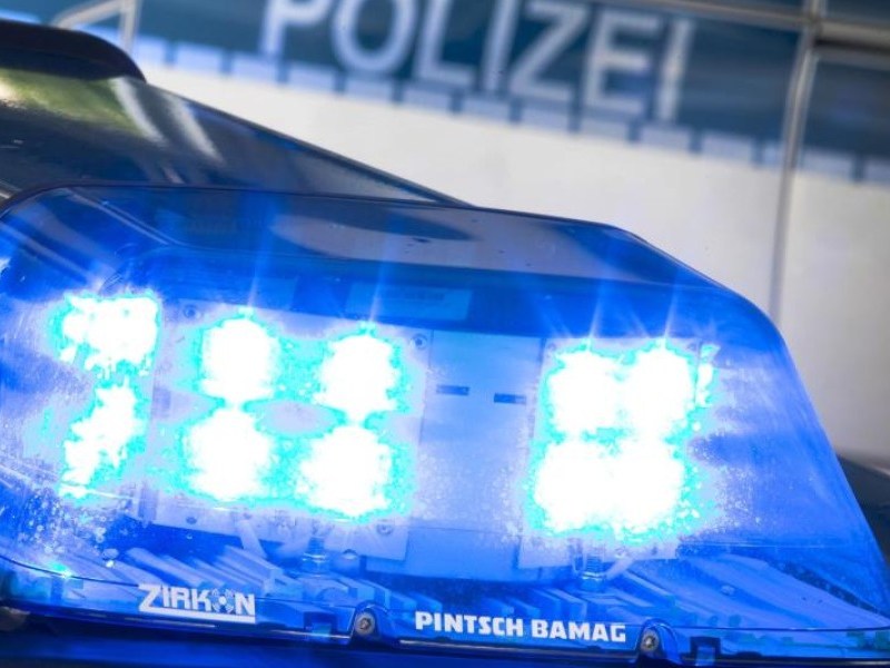 Ein Blaulicht leuchtet.