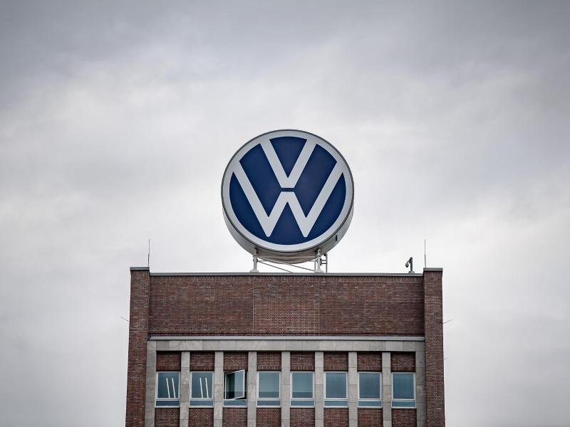 Ein groÃŸes VW-Logo steht auf dem Verwaltungshochhaus vom Volkswagen Werk.