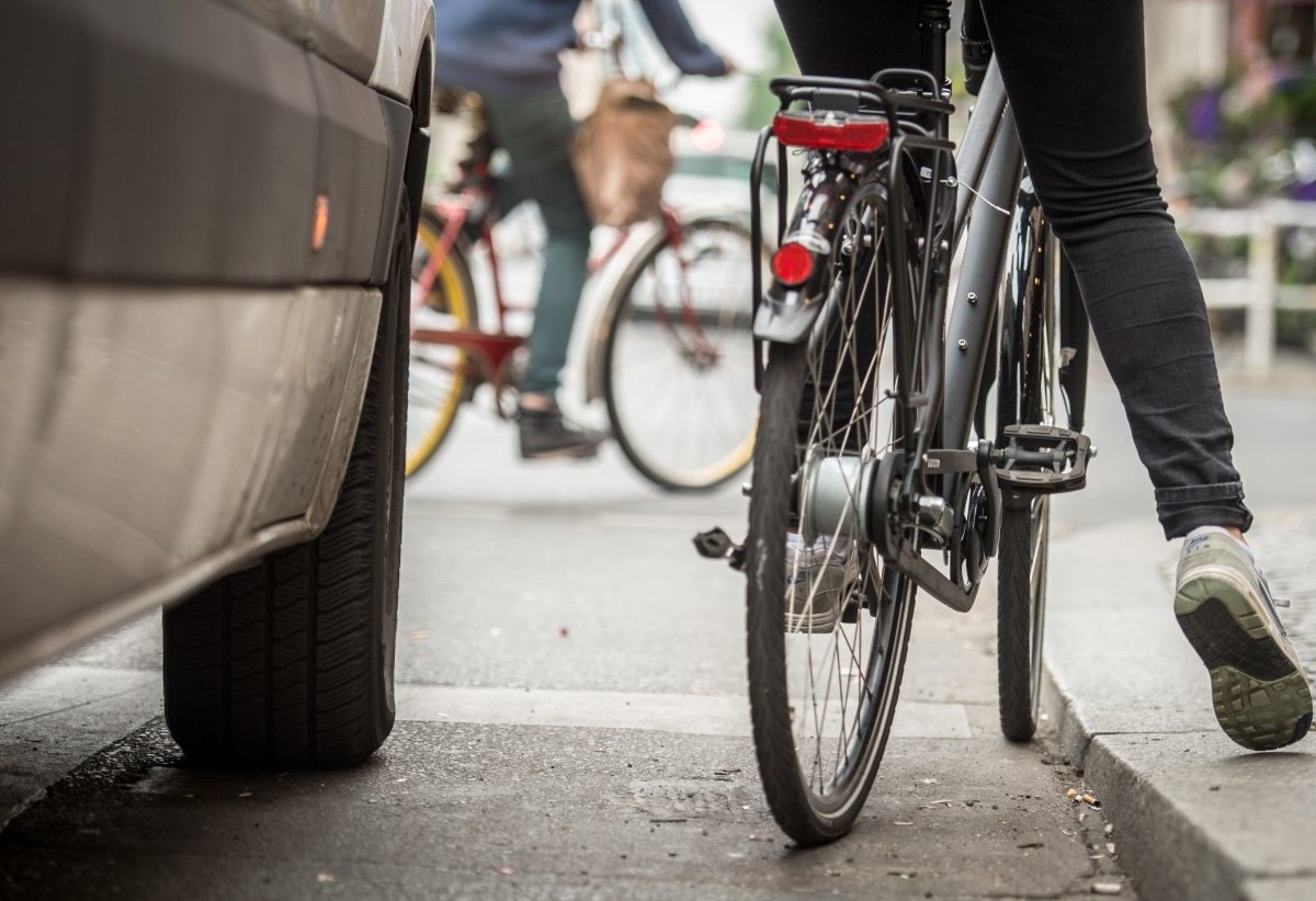 Fahrradfahrer_Auto_Radweg