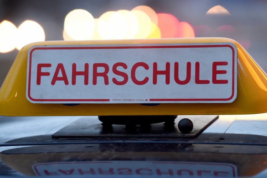 Nach Nachtfahrten scheint der Fahrlehrer bei mindestens einer Schülerin zudringlich geworden zu sein (Symbolfoto).