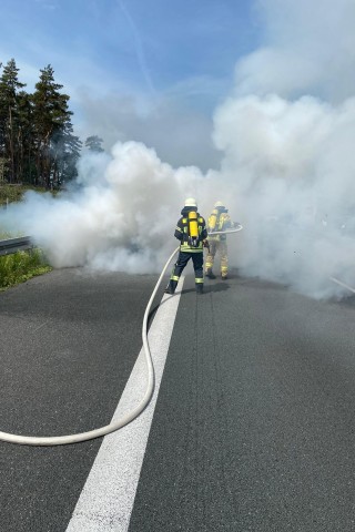 Nach den Löscharbeiten auf der A2 in Helmstedt bot sich den Einsatzkräften ein kurioses Bild.