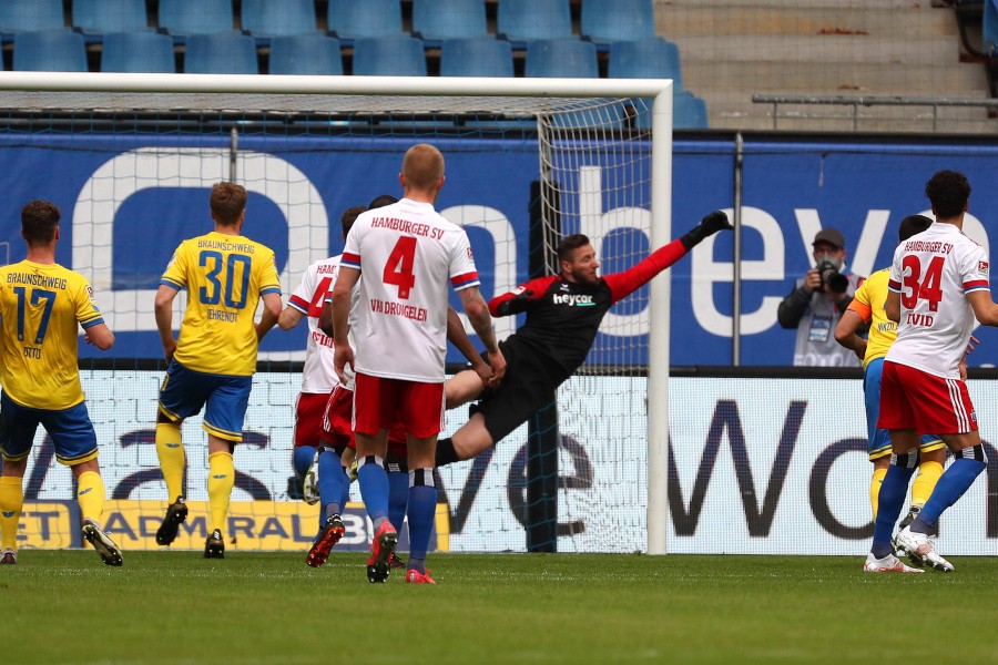 Zur Halbzeit liegt Eintracht Braunschweig deutlich gegen den Hamburger SV zurück.