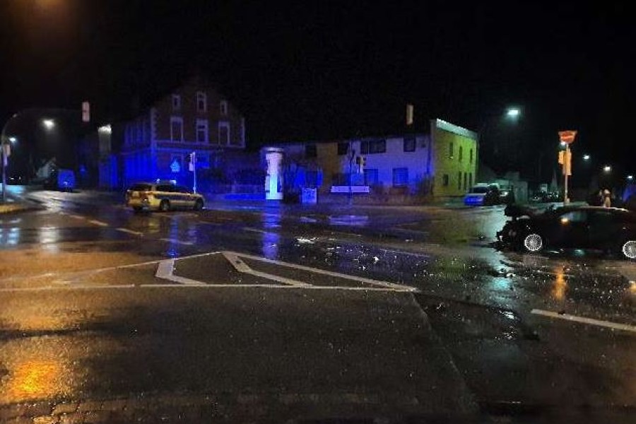 Trümmer der beiden Autos lagen auf der Straße in Helmstedt.