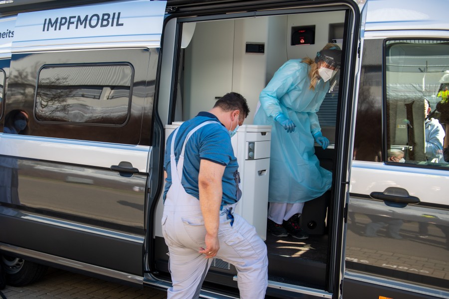 VW hat bereits Anfang des Jahres mit einem Impfmobil die Mitarbeiter geimpft. (Archivbild)