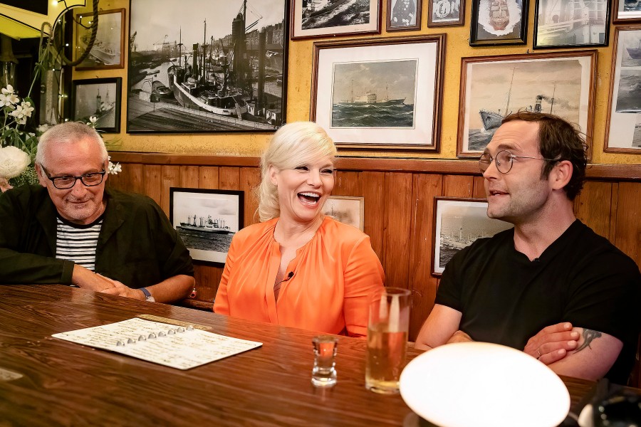 Musiker Konstantin Wecker und und Sänger Bosse mit Ina Müller. 