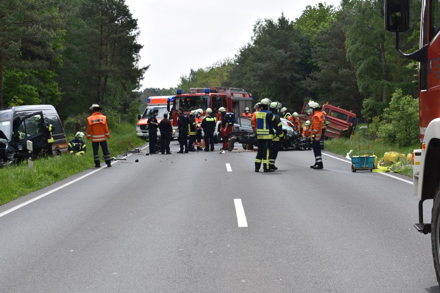 An der Einsatzstelle auf der B4 im Kreis Gifhorn herrschte zunächst völliges Chaos.