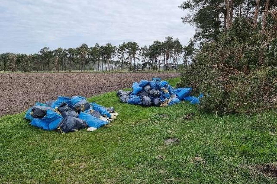 Das stinkt gewaltig! Im Kreis Peine wurden Dutzend Müllsäcke illegal abgeladen. 