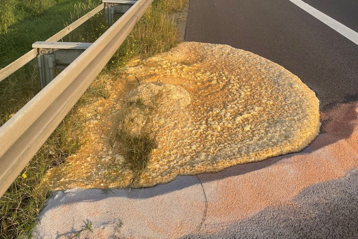 Durch den Unfall auf der A2 ist eine Art Bauschaum ausgelaufen, der die Kanalisation verstopft. 