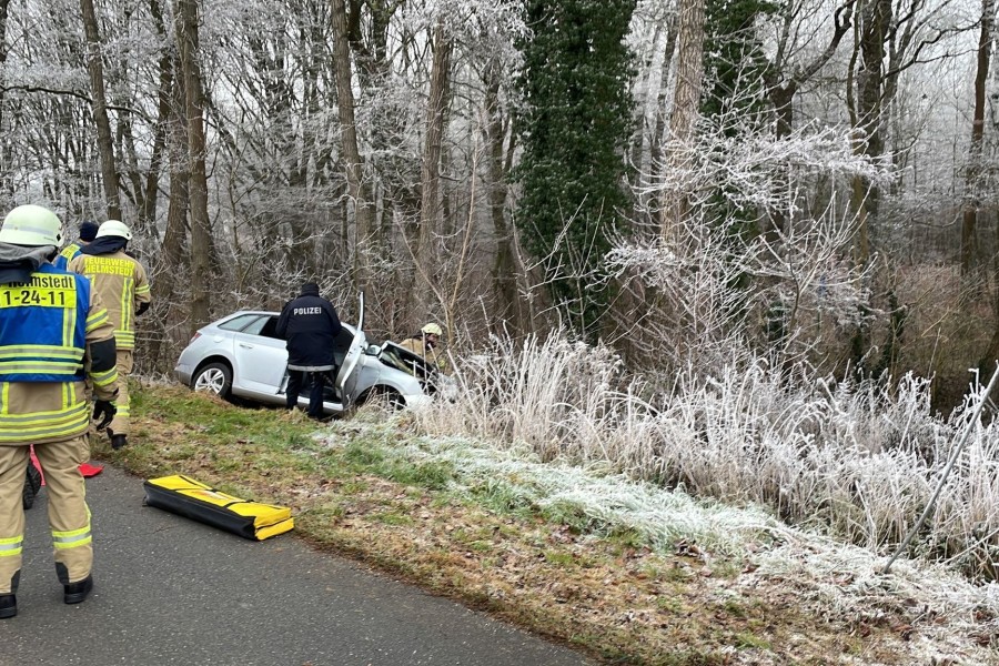 Die Feuerwehr konnte die verunfallte Person bergen. 